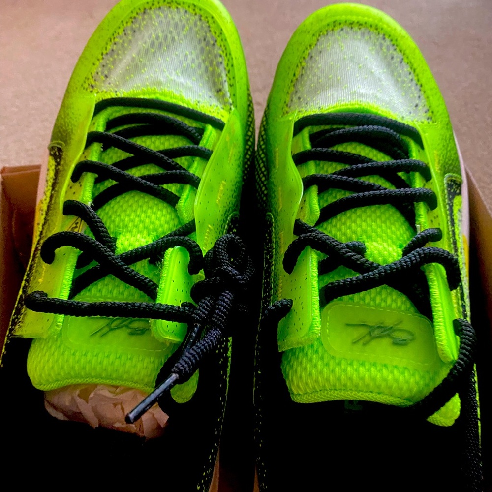 Never worn UA Harper Baseball metal cleats